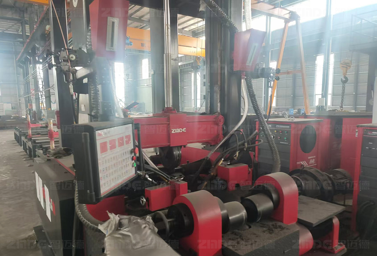 焊得穩(wěn)，矯得準(zhǔn)，鋼結(jié)構(gòu)加工就選這臺組焊矯一體機(jī)